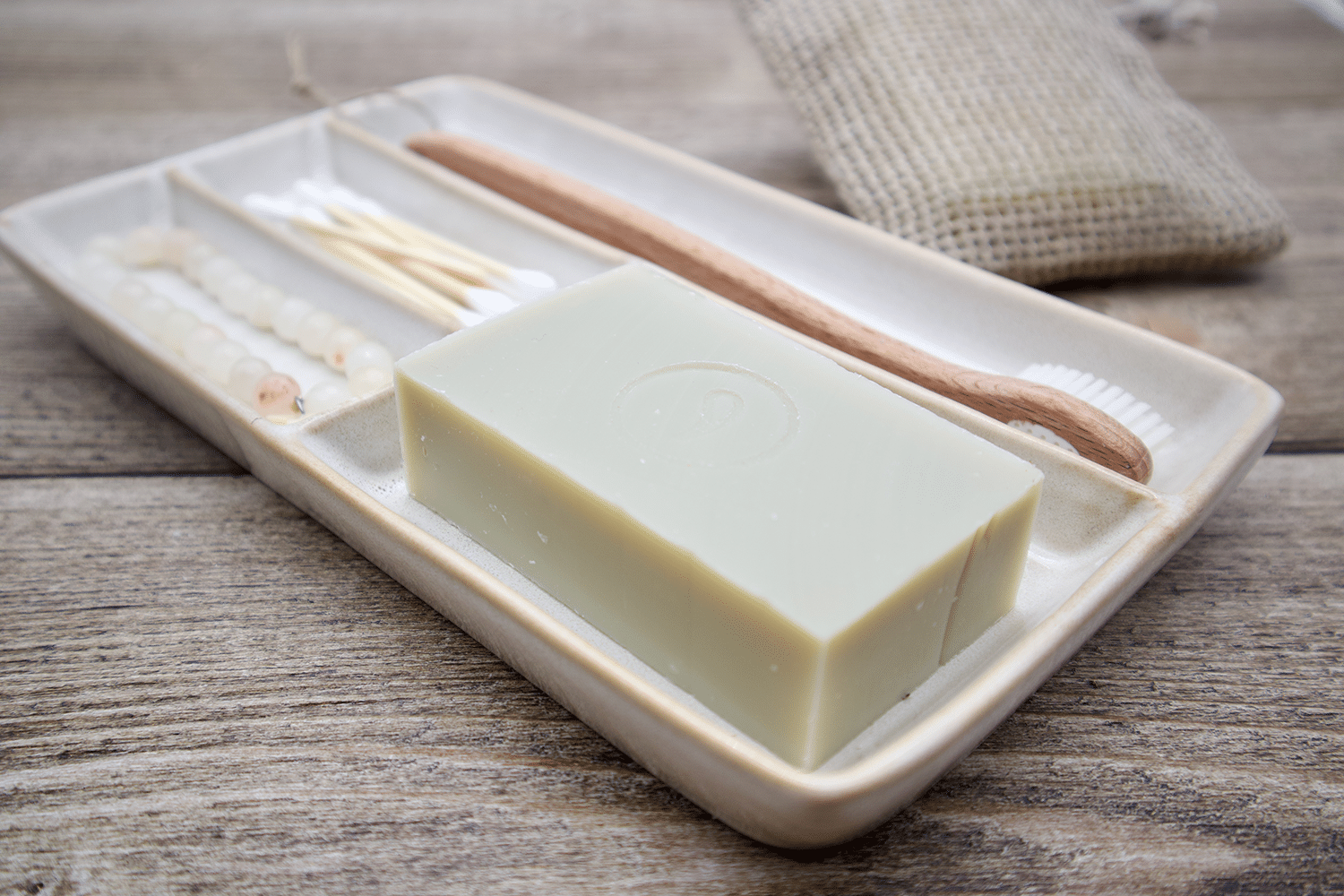 Savon à froid dans vide-poche salle de bain