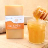 savon à froid surgras au miel posé à côté d'un petit pot de miel avec sa cuillère
