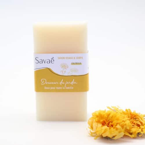 savon à froid surgras au macérât de calendula de la savonnerie artisanale Savaé posé à côté de quelques fleurs de soucis