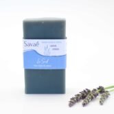 savon à froid surgras à l'huile de chanvre et à la lavande fine fabriqué par la savonnerie artisanale Savaé posé à côté d'une branche de lavande