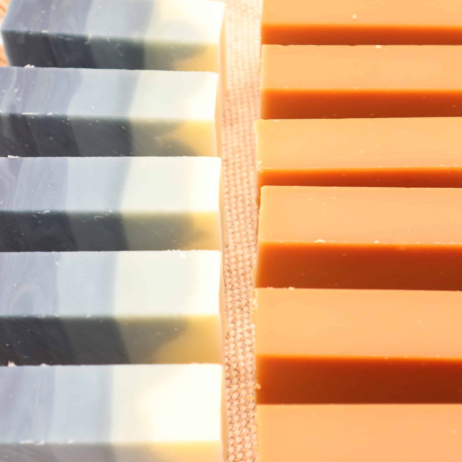 savons saponifiés à froid lavande couleur indigo et miel fabriqués à la main en France par Savaé