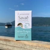 Savon Salut des montagnes pris en photo devant le lac à Veyrier du lac