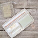 Savon à Froid : Le guide complet pour tout comprendre 5 savon à froid à l'agile verte présenter dans un vide-poche de salle de peau et un sauve-savon en chanvre avec un savon à l'intérieur