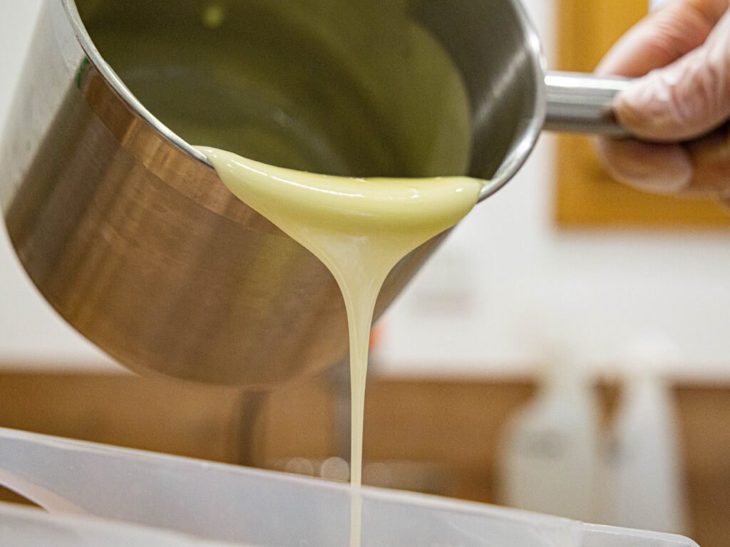 Accueil Savaé 30 Pâte de savon à froid en train d'être coulé dans un moule lors de l'atelier savon organisé par Savaé