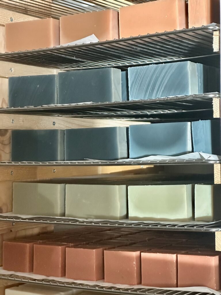 Accueil Savaé 28 savons à froid fabriqués à la main par la savonnerie artisanale Savaé en Haute-Savoie sur leur étagère de cure