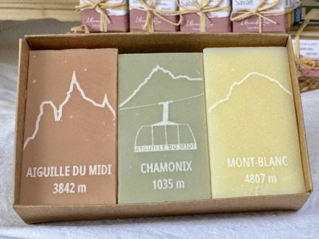 coffrets de savons personnalisés Chamonix : un Aiguille du midi, un Chamonix, et un Mont Blanc. Fabriqués par Savaé savonnerie artisanale d'Epagny