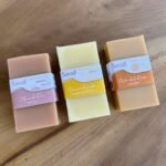 Quel est le meilleur savon pour peau sensible ? 2 Savons Savaé pour peau sensible : Douceur du jardin au calendula, Amande rose et Nectar de la ruche