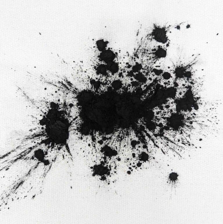 charbon végétal activé présent dans notre savon au charbon noir qui a de nombreux bienfaits notamment pour les peaux à imperfections