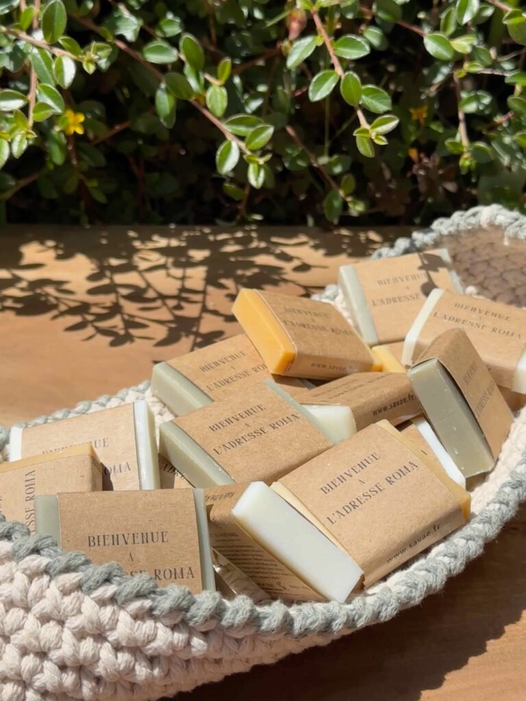 Savons personnalisés 3 panière en crochet écru montrant des savons personnalisés avec étiquette kraft fabriqués en saponification à froid par la savonnerie Savaé