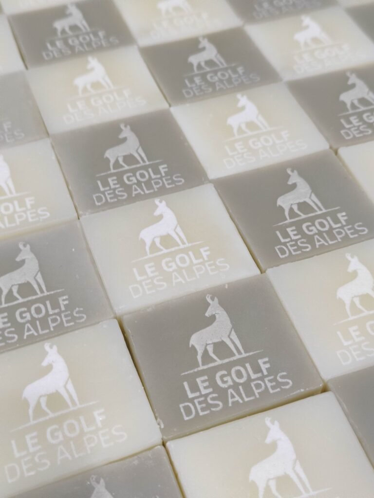 savons personnalisés mis comme un damier avec gravure laser logo du golf des Alpes.Fabriqués par la savonnerie artisanale Savaé en Haute-Savoie