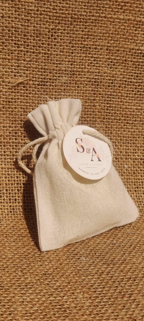 sachet en contenant contenant un savon saponifié à froid de la savonnerie savaé avec une étiquette personnalisée - fait main en Haute-Savoie