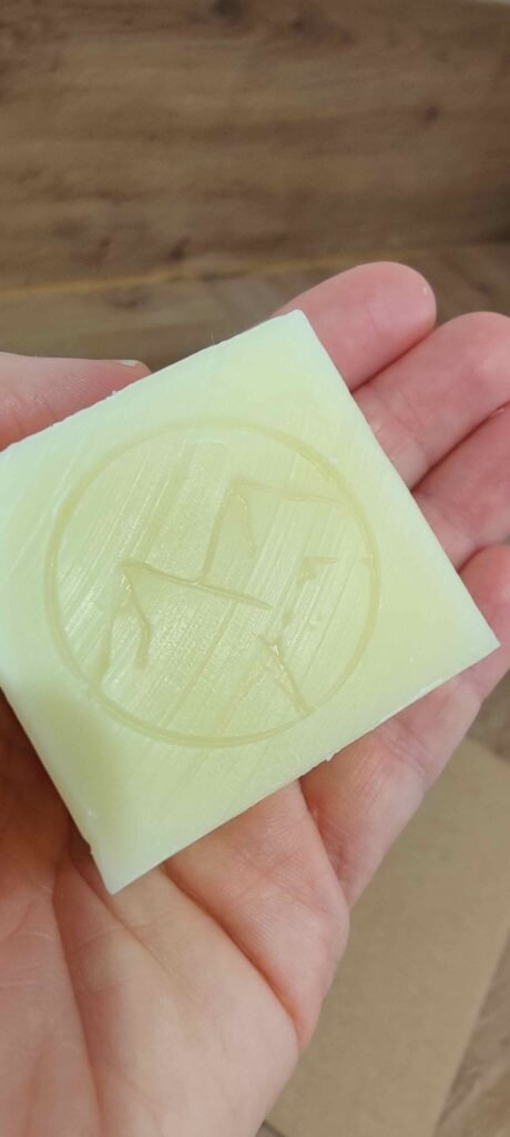 savon personnalisé tamponné avec un logo - saponifié à froid- fait main par Savaé atelier de cosmétiques en Haute-Savoie