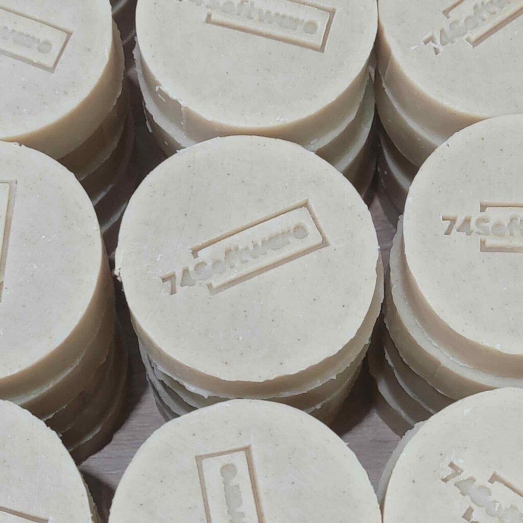 pile de savons ronds personnalisés avec tamponnage fabriqués en saponification à froid par la savonnerie Savaé